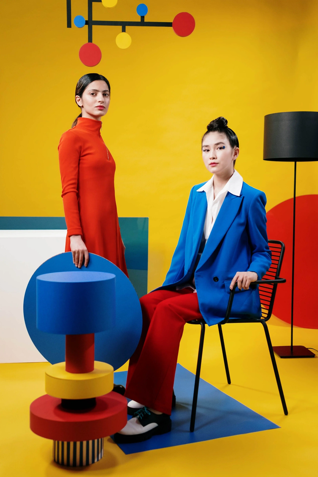 Figure aligned to a hard geometric colour shape